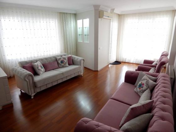 Home Vizyon  'dan Bahçelievler Yenibosna Radar Site İçinde Satılık Geniş 3+1 Daire.