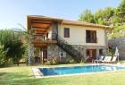 İzmir Çeşme'de lüks havuzlu haftalık kiralık villa