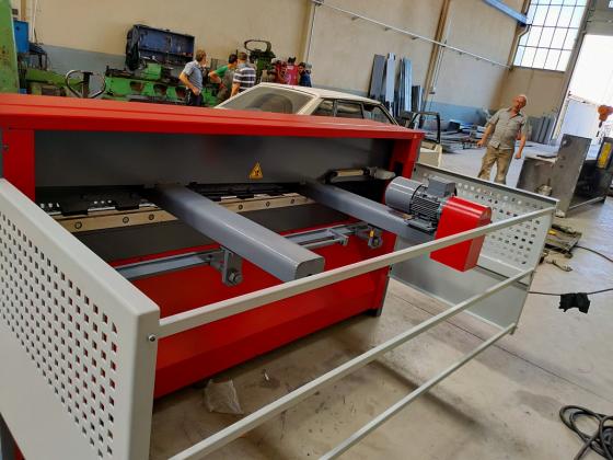 LRGM 2050 x 6mm Rediktörlü Nc Kontrollü 750mm LİNDA Machine Marka Giyotin Makas