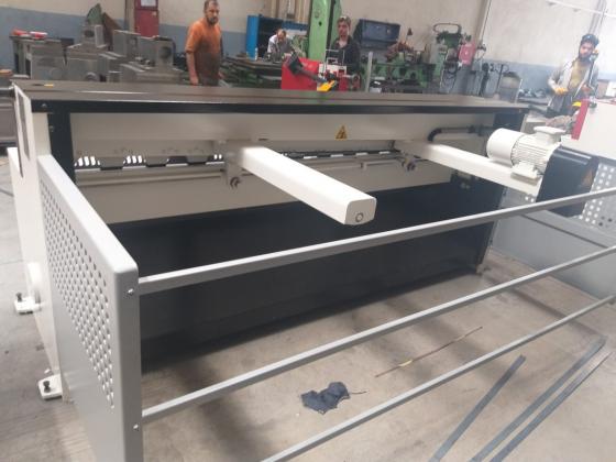 LRGM 2550 x 3mm Rediktörlü LİNDA Machine Marka Giyotin Makas
