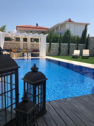 ALAÇATI DA UYGUN VE ÖZEL FİYATIYLA...HAFTALIK KİRALIK,LÜKS ,KONFORLU  ÖZEL BAHÇE VE HAVUZLU  VİLLA DOĞA