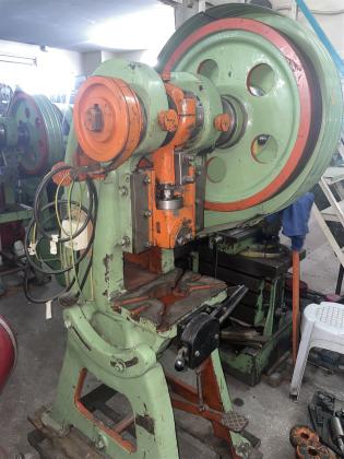 15 TONLUK DÖKÜM GÖVDELİ EKSANTRİK PRES