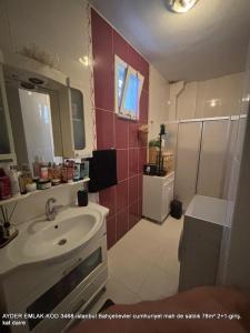 istanbul Bahçelievler cumhuriyet mah de satılık 78m² 2+1-giriş.kat daire
